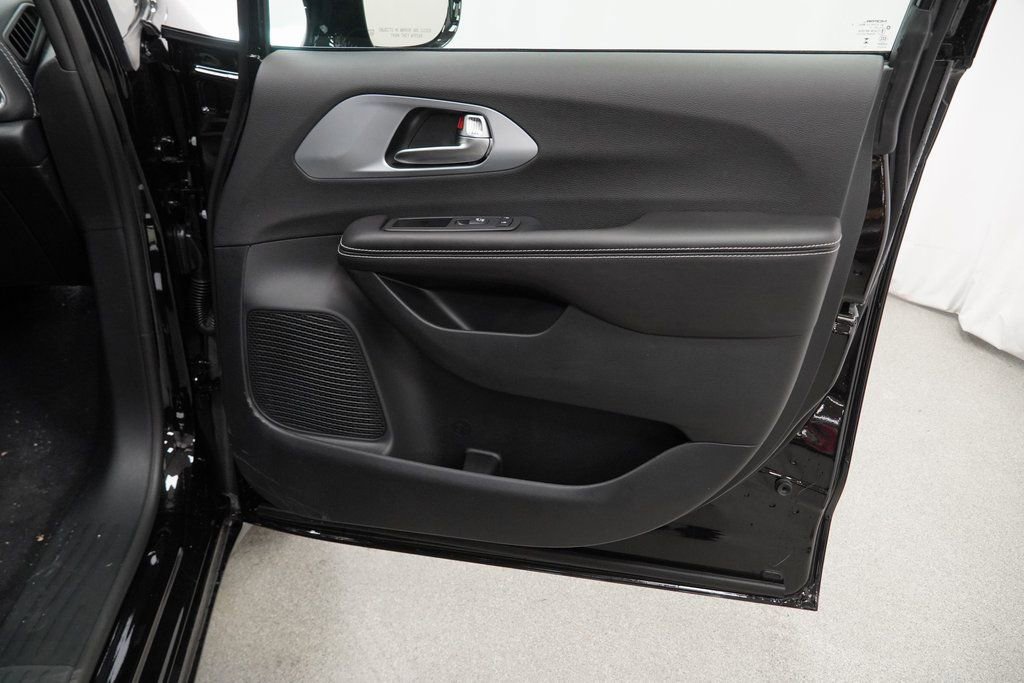 New 2026 Chrysler Pacifica Limited w/ S Appearance Package image 32