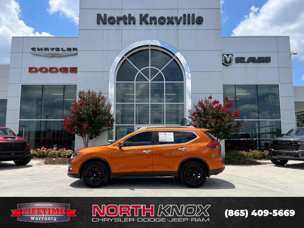 Used 2017 Nissan Rogue SV AWD/4WD image 2