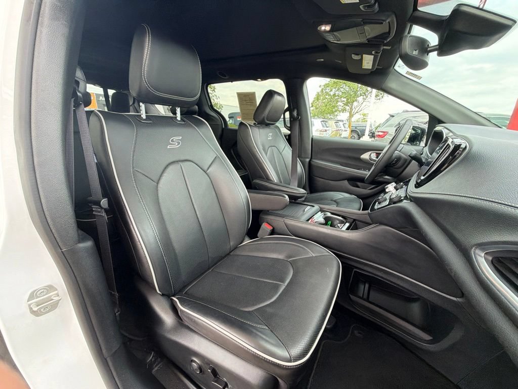 Used 2024 Chrysler Pacifica Limited w/ S Appearance Package AWD/4WD image 40