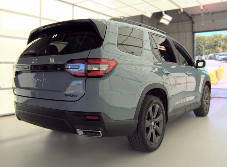 Used 2025 Honda Pilot Sport image 2