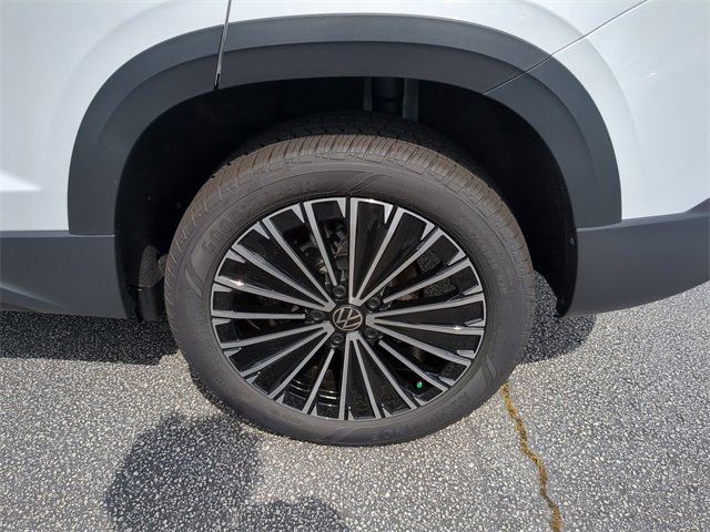 New 2025 Volkswagen Taos SE image 9