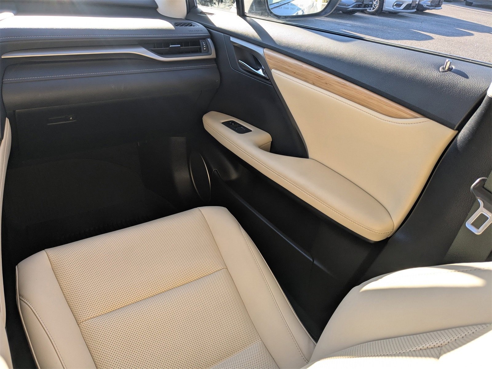 Used 2022 Lexus RX 350L Premium w/ Premium Package image 18