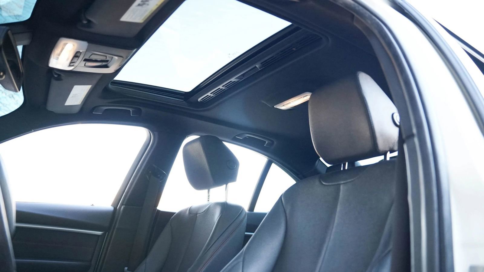 Used 2018 BMW 330i xDrive Sedan w/ Convenience Package image 23