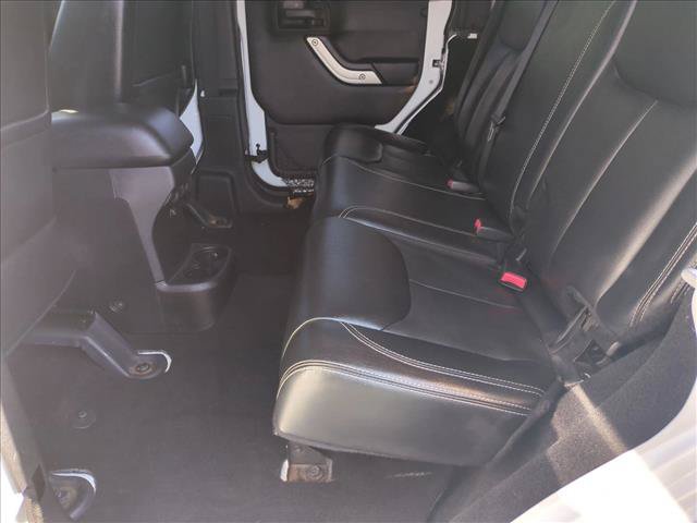Used 2015 Jeep Wrangler Unlimited Rubicon w/ Connectivity Group AWD/4WD image 17