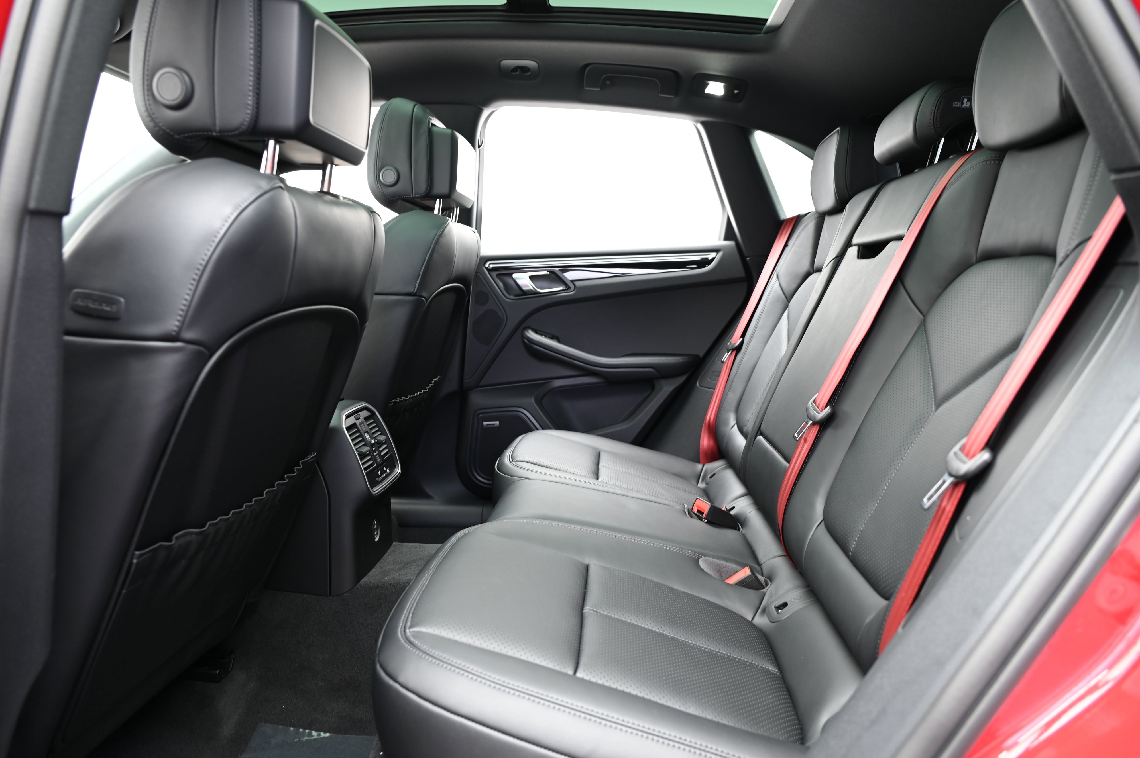 Used 2025 Porsche Macan image 34