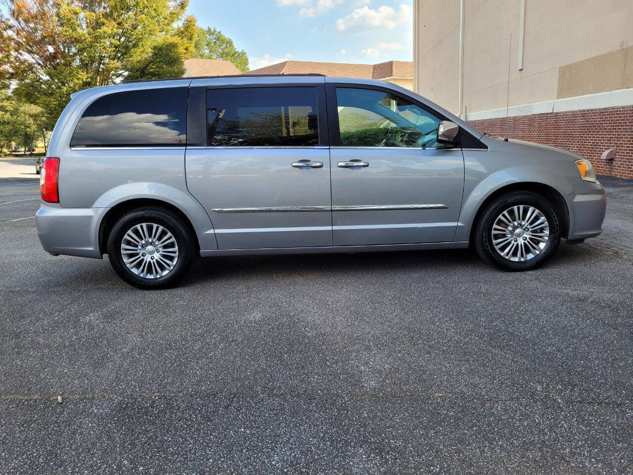 Used 2014 Chrysler Town & Country Touring-L w/ Driver Convenience Group image 23