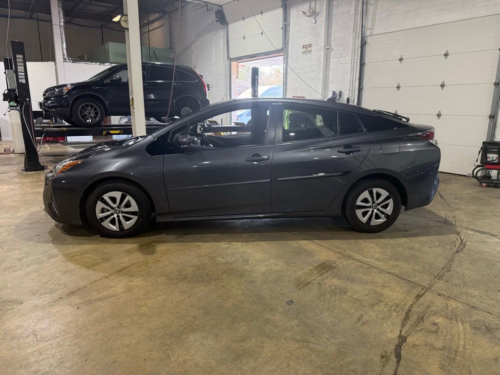 Used 2017 Toyota Prius Three w/ Advanced Technology Package image 3