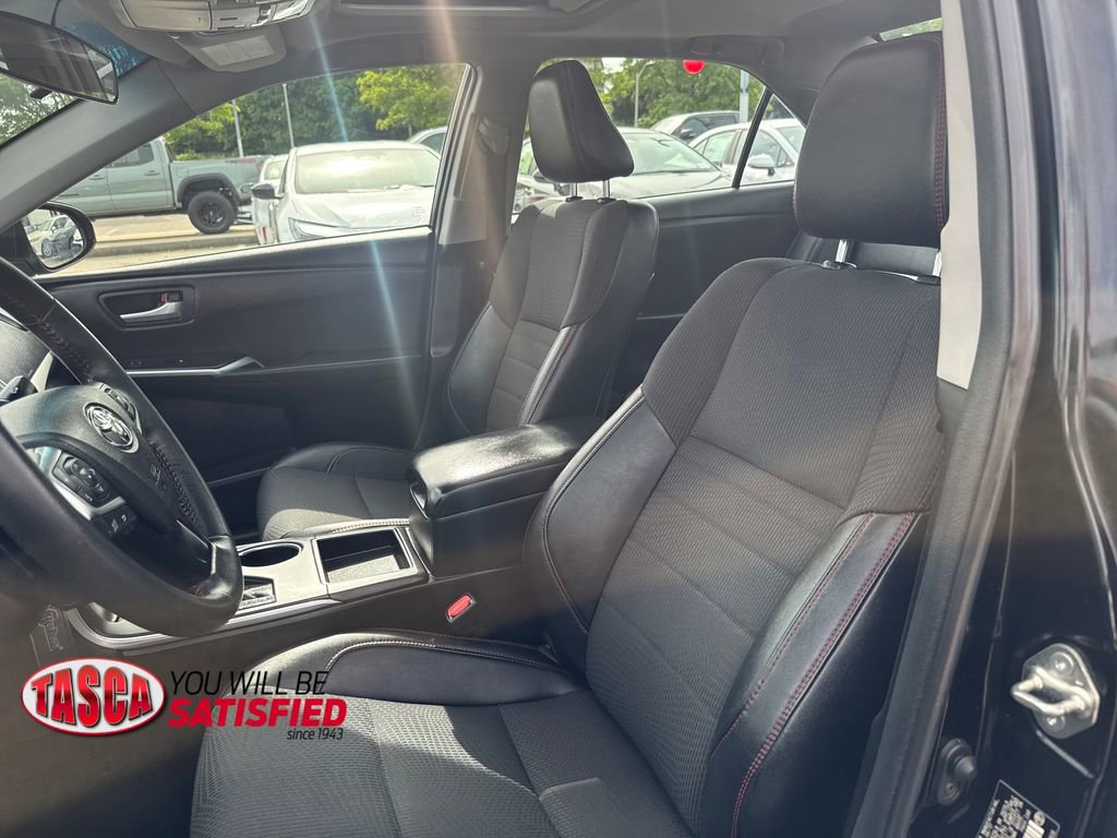 Used 2017 Toyota Camry SE w/ Moonroof Package FWD image 14