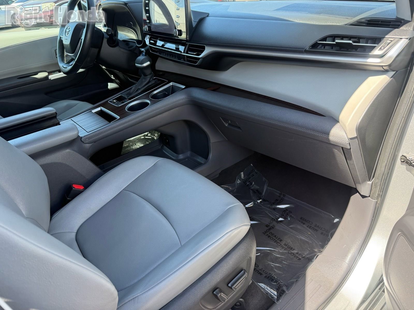 Used 2024 Toyota Sienna XLE FWD image 29