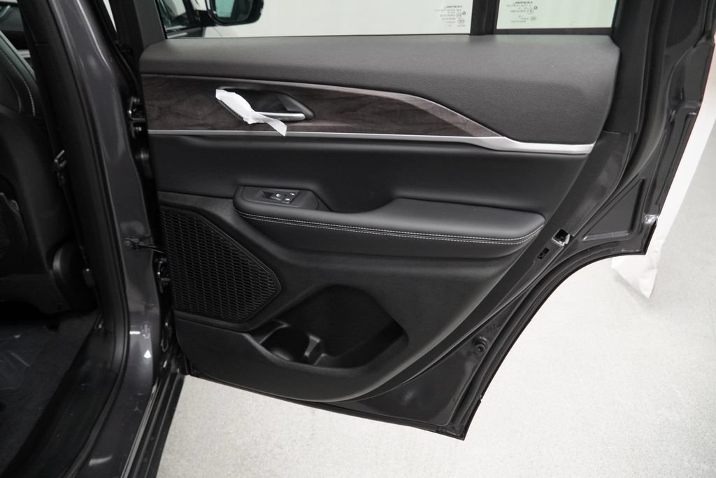 Used 2025 Jeep Grand Cherokee Limited AWD/4WD image 32