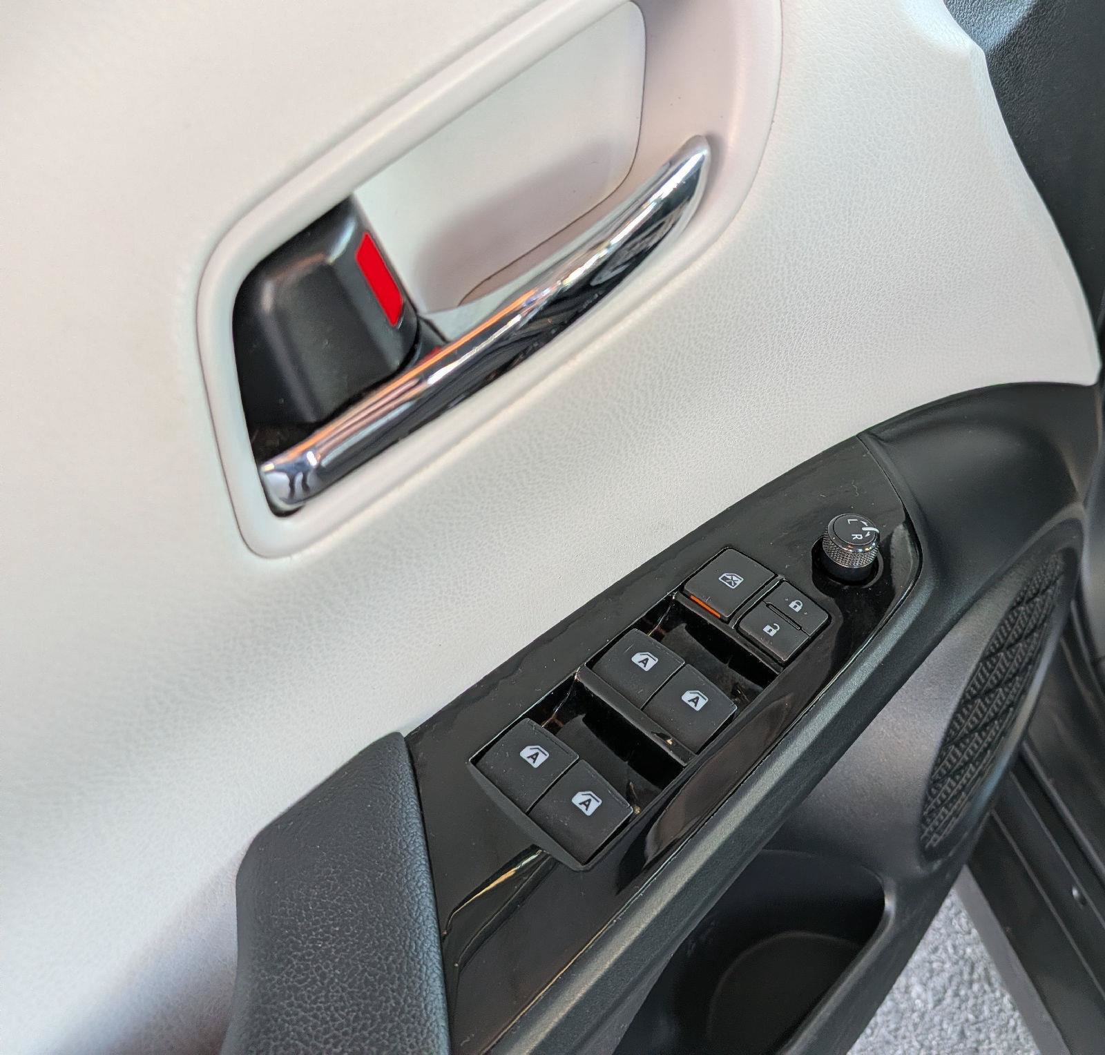 Used 2018 Toyota Prius Prime Premium FWD image 13