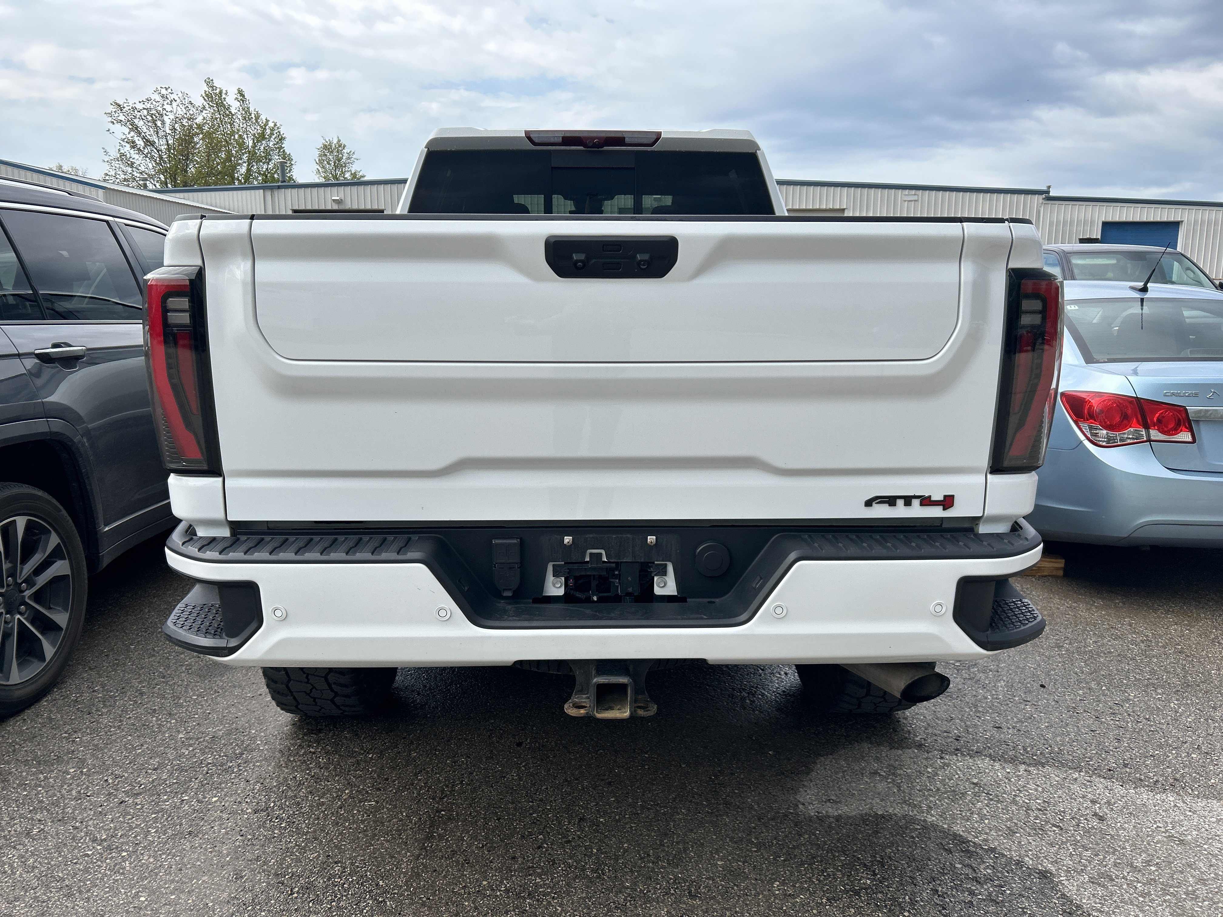Used 2024 GMC Sierra 2500 AT4 w/ Technology Package AWD/4WD image 4