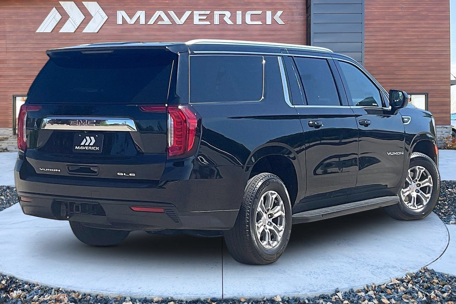 Used 2023 GMC Yukon XL SLE w/ Gmc Pro Safety Plus Package AWD/4WD image 5