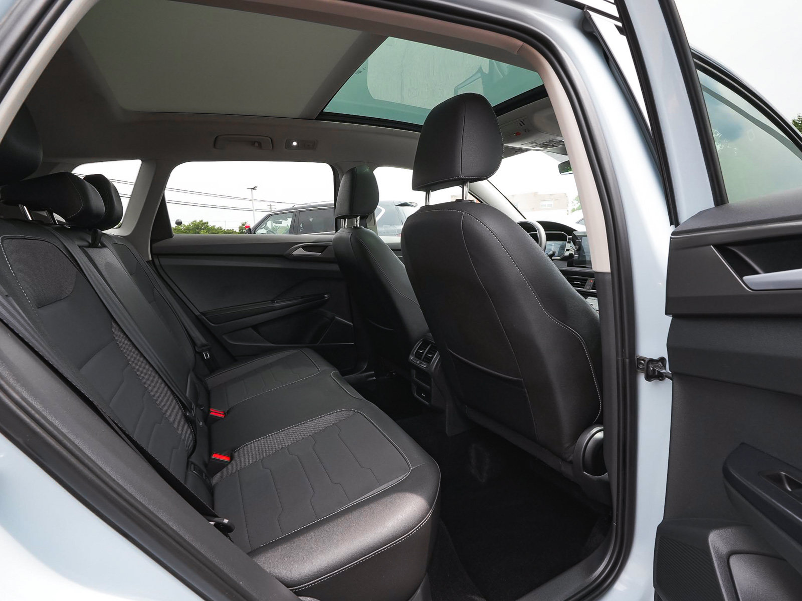 Used 2025 Volkswagen Taos SE AWD/4WD image 42