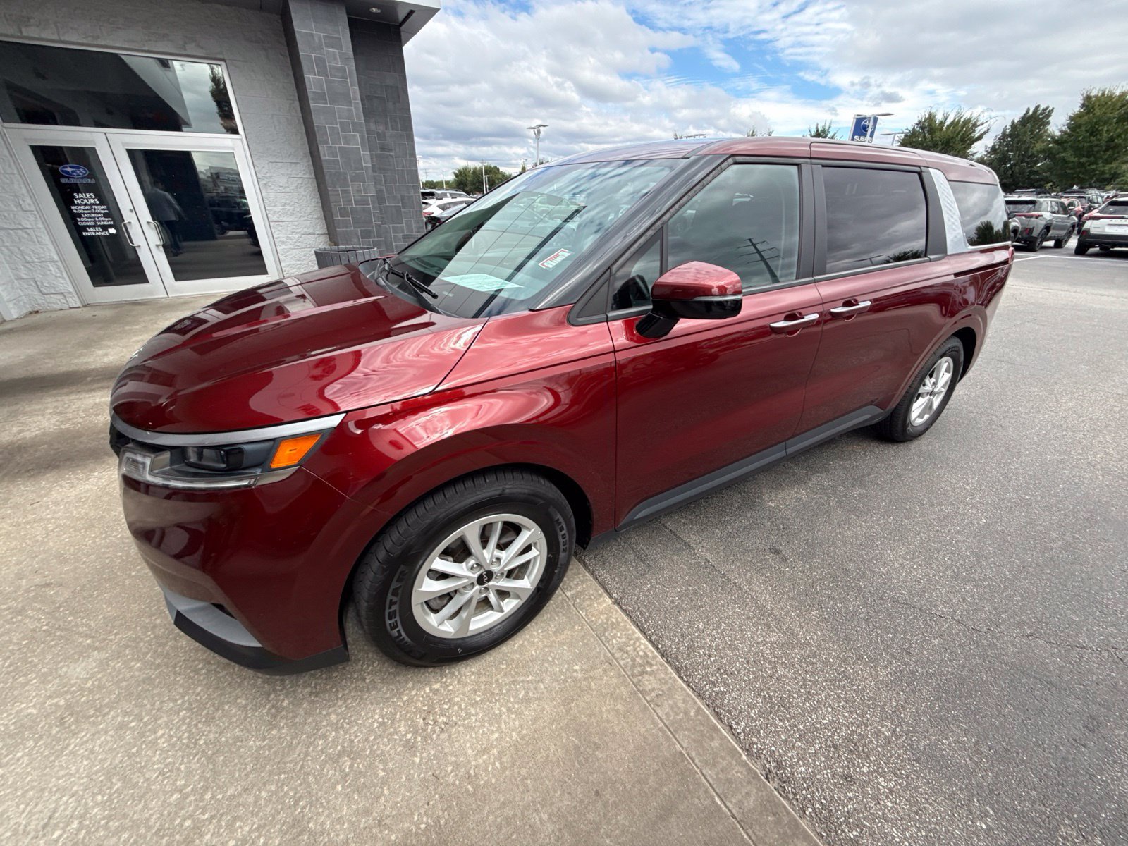 Used 2024 Kia Carnival LX FWD image 4