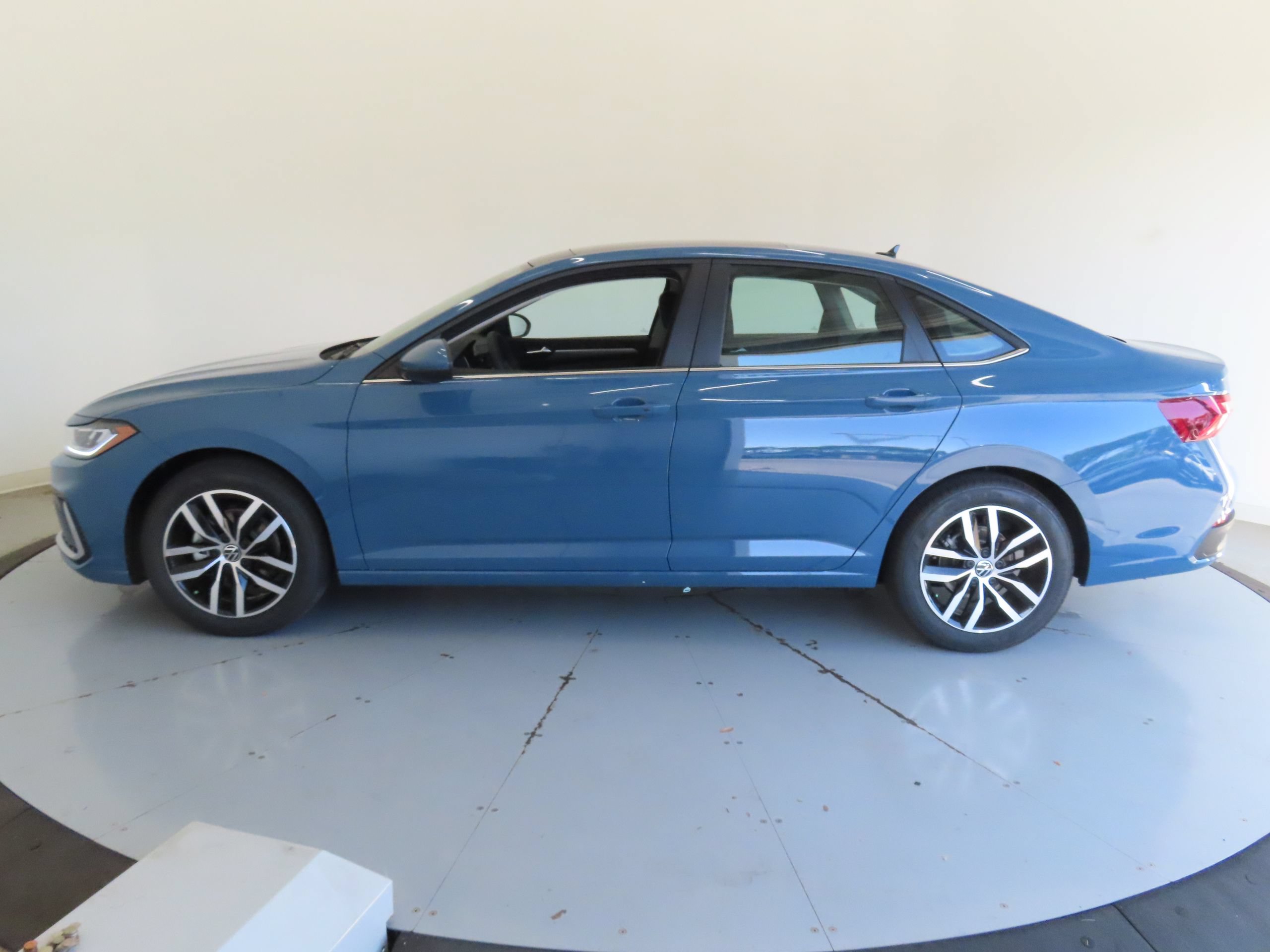 New 2026 Volkswagen Jetta SE FWD image 7