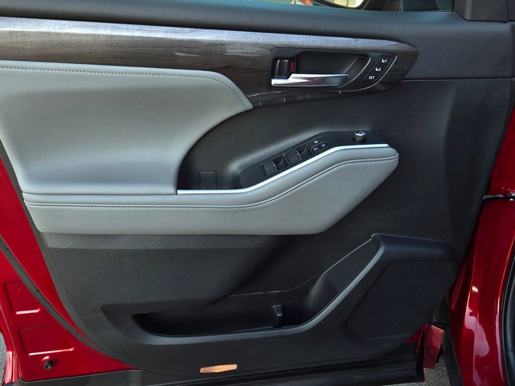 Used 2021 Toyota Highlander Platinum image 10