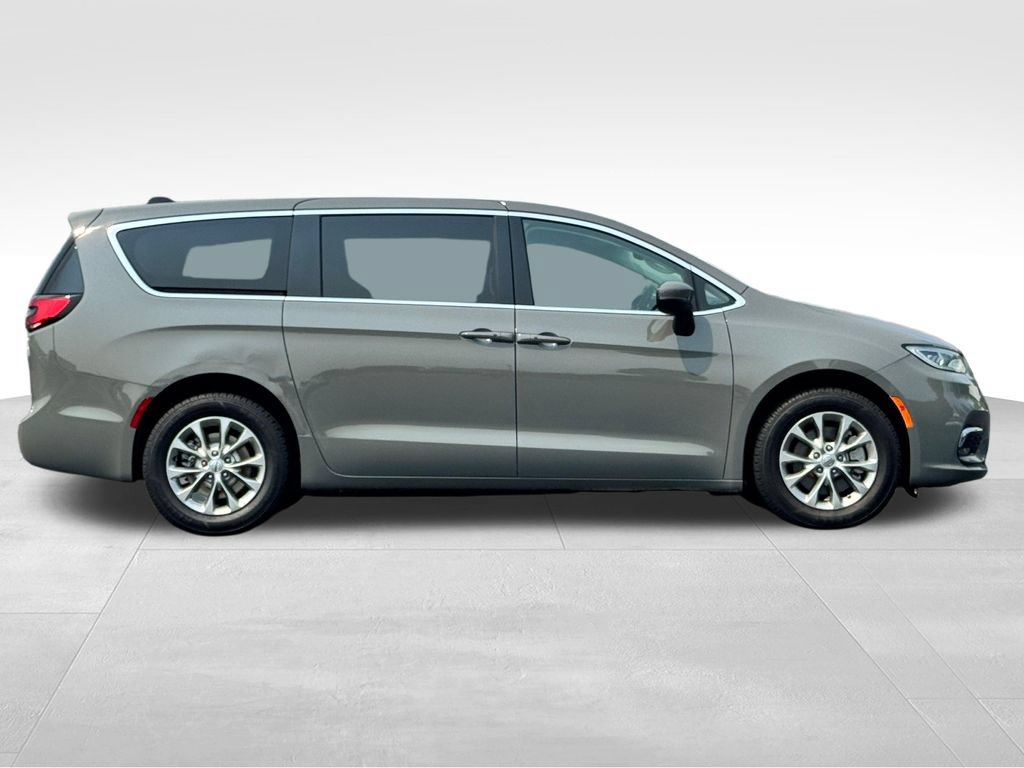 Used 2023 Chrysler Pacifica Touring-L AWD/4WD image 8