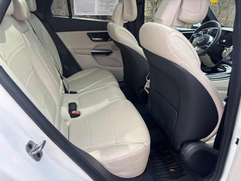 Used 2024 Mercedes-Benz GLC 300 4MATIC image 23