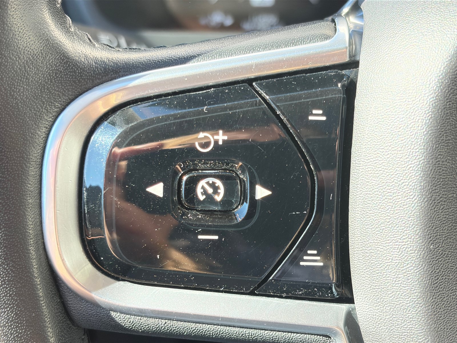 Used 2018 Volvo XC90 T6 Momentum w/ Momentum Plus Package AWD/4WD image 20