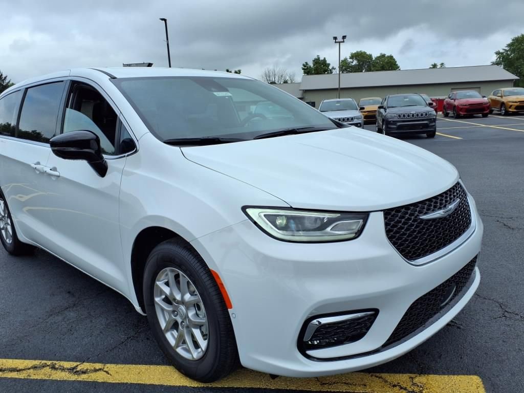 New 2026 Chrysler Pacifica Select image 7
