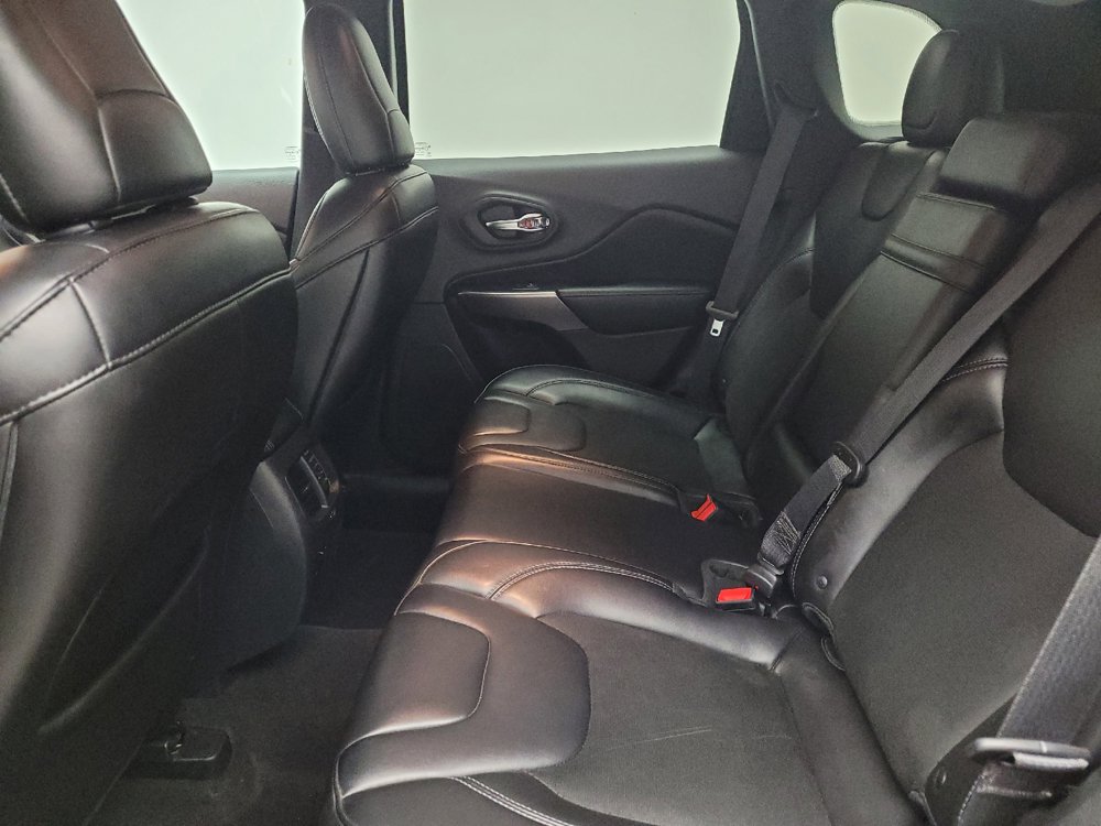 Used 2019 Jeep Cherokee Latitude Plus w/ Comfort/Convenience Group AWD/4WD image 18