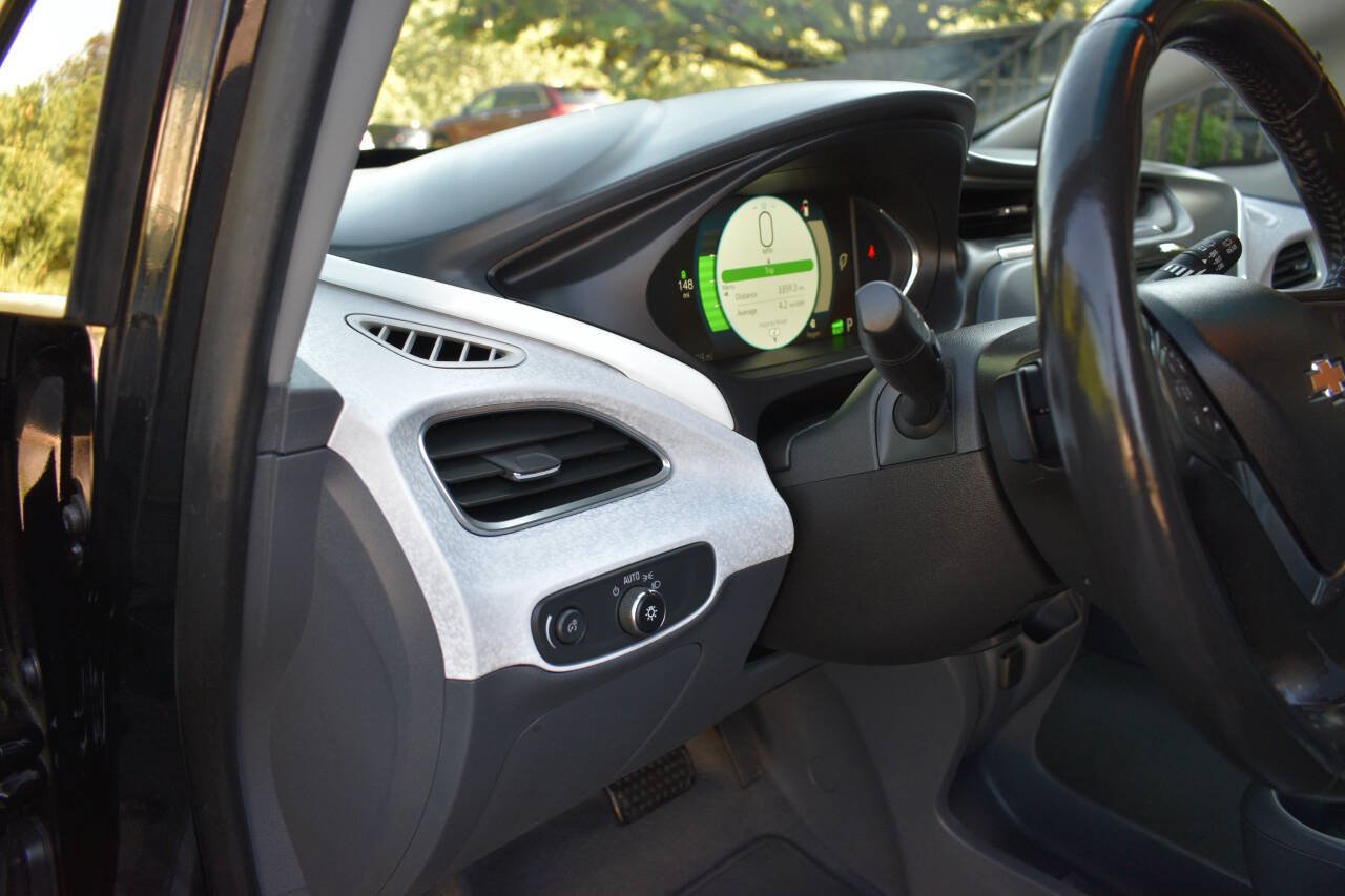 Used 2021 Chevrolet Bolt Premier w/ Infotainment Package FWD image 18