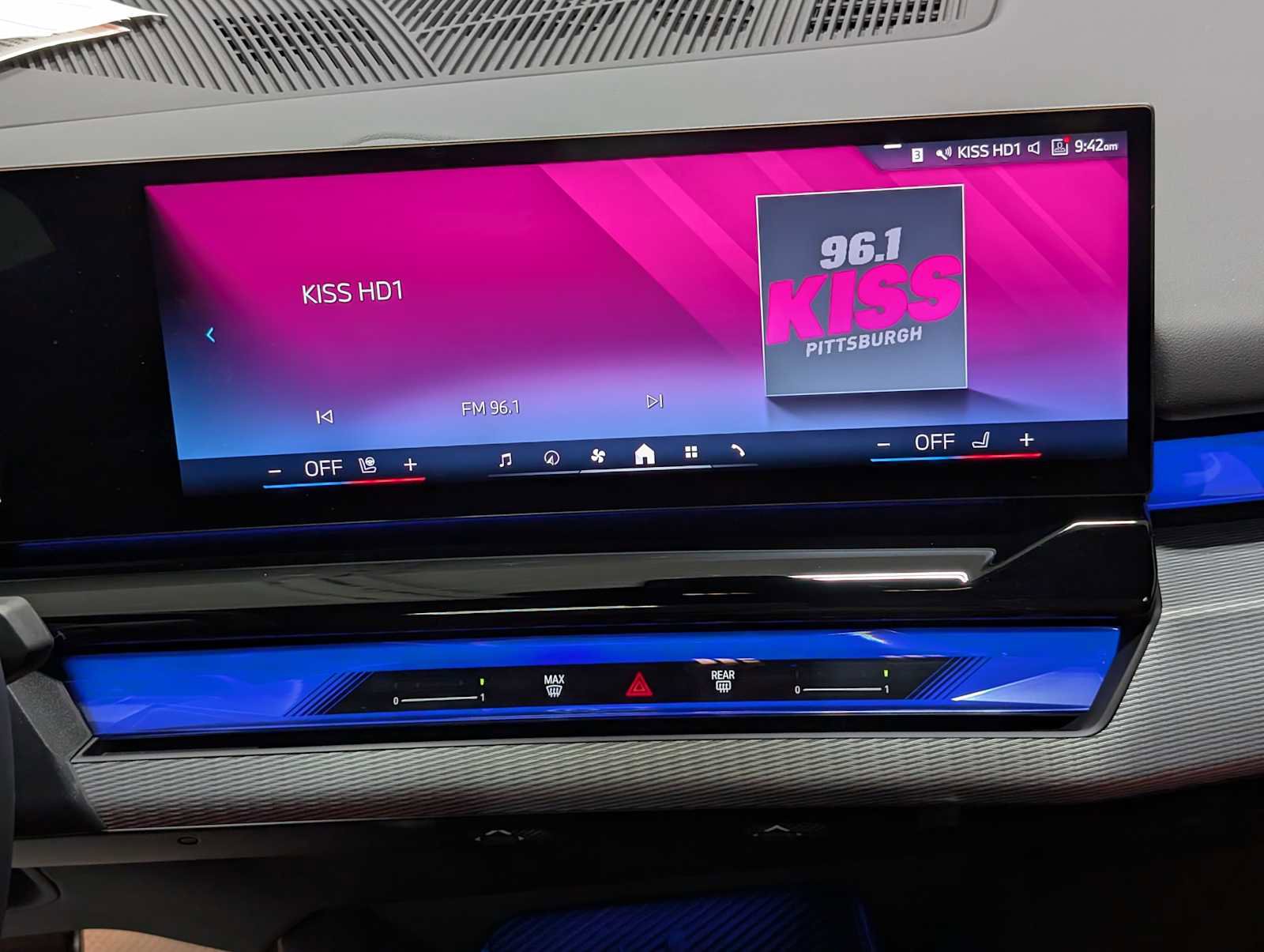 Used 2025 BMW 540i xDrive w/ Executive Package image 18