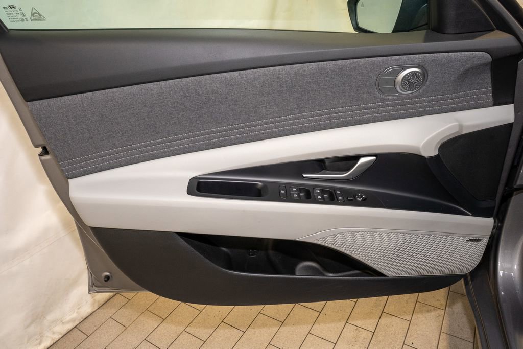 Used 2025 Hyundai Elantra Limited image 12