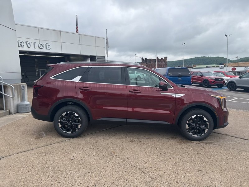 Used 2025 Kia Sorento S image 8