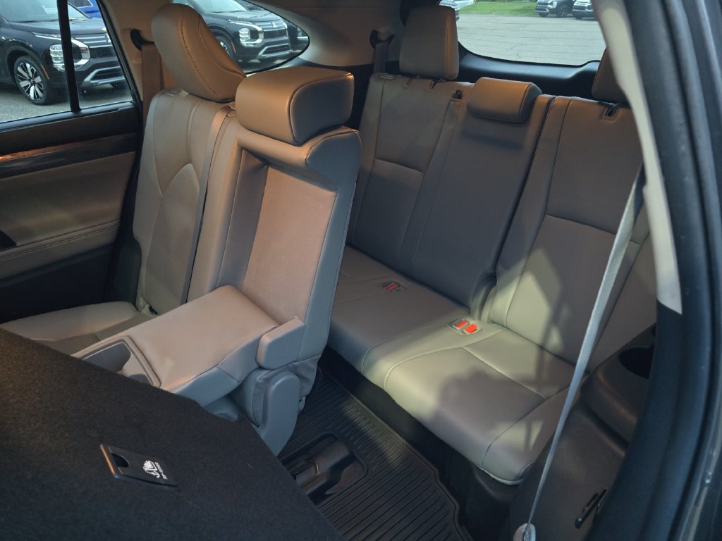 Used 2023 Toyota Highlander Limited AWD/4WD image 30