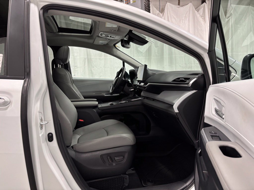 Used 2025 Toyota Sienna XLE AWD/4WD image 59