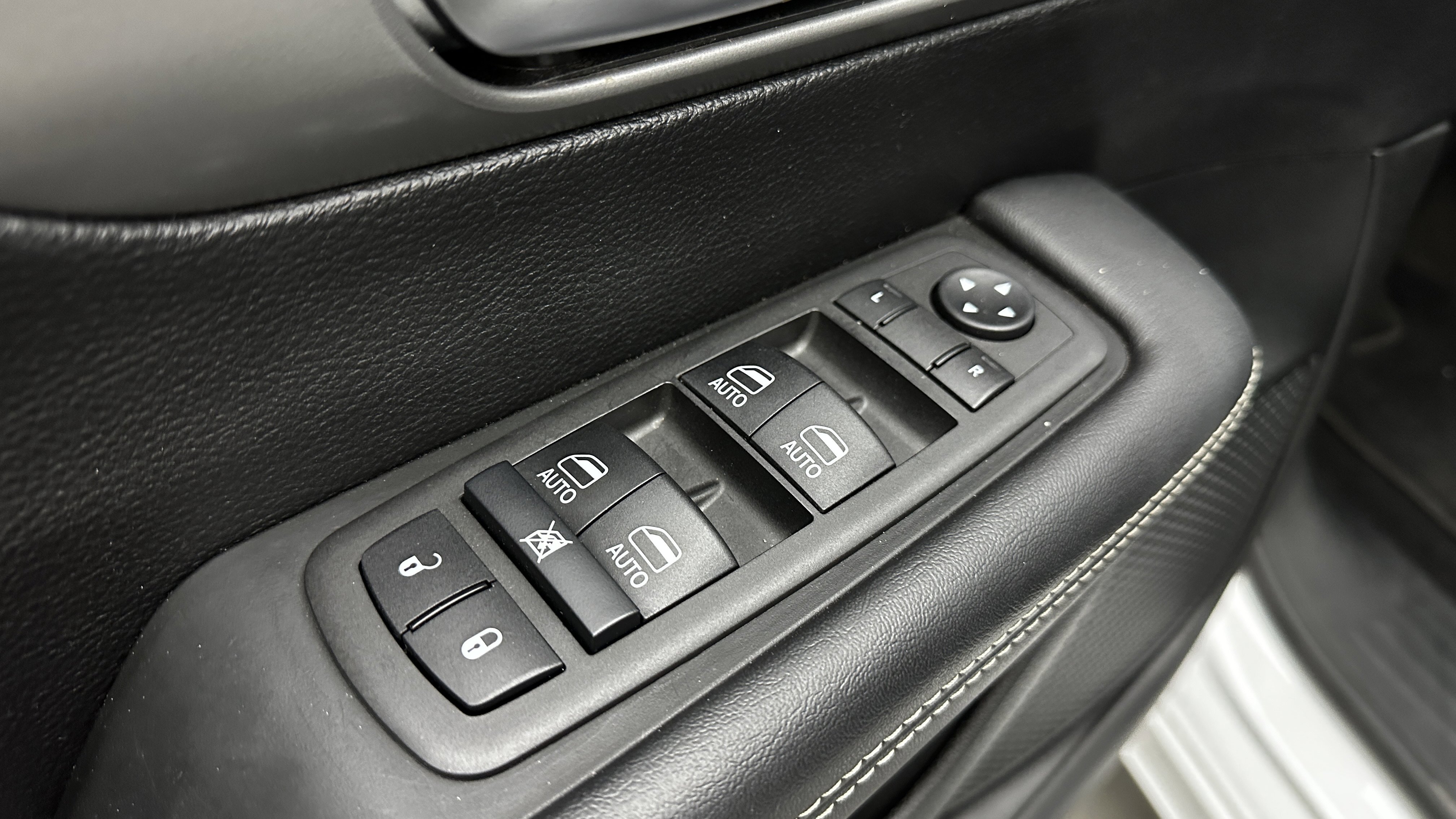 Used 2025 Chrysler Pacifica Select image 10