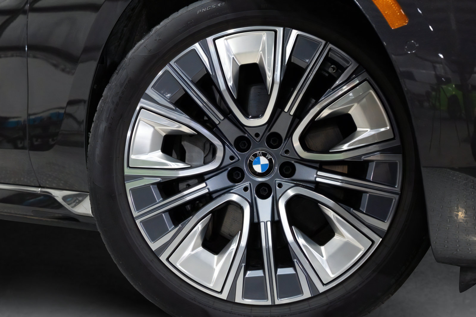 Used 2025 BMW i7 xDrive60 AWD/4WD image 25