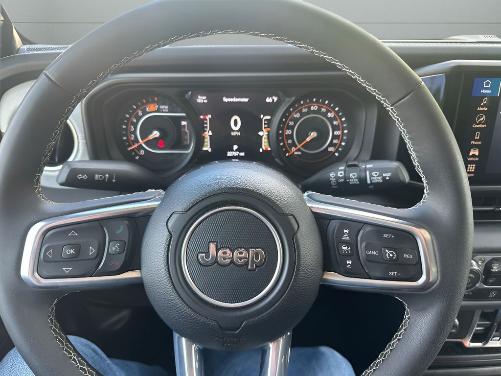 Used 2025 Jeep Wrangler Unlimited Sahara AWD/4WD image 29