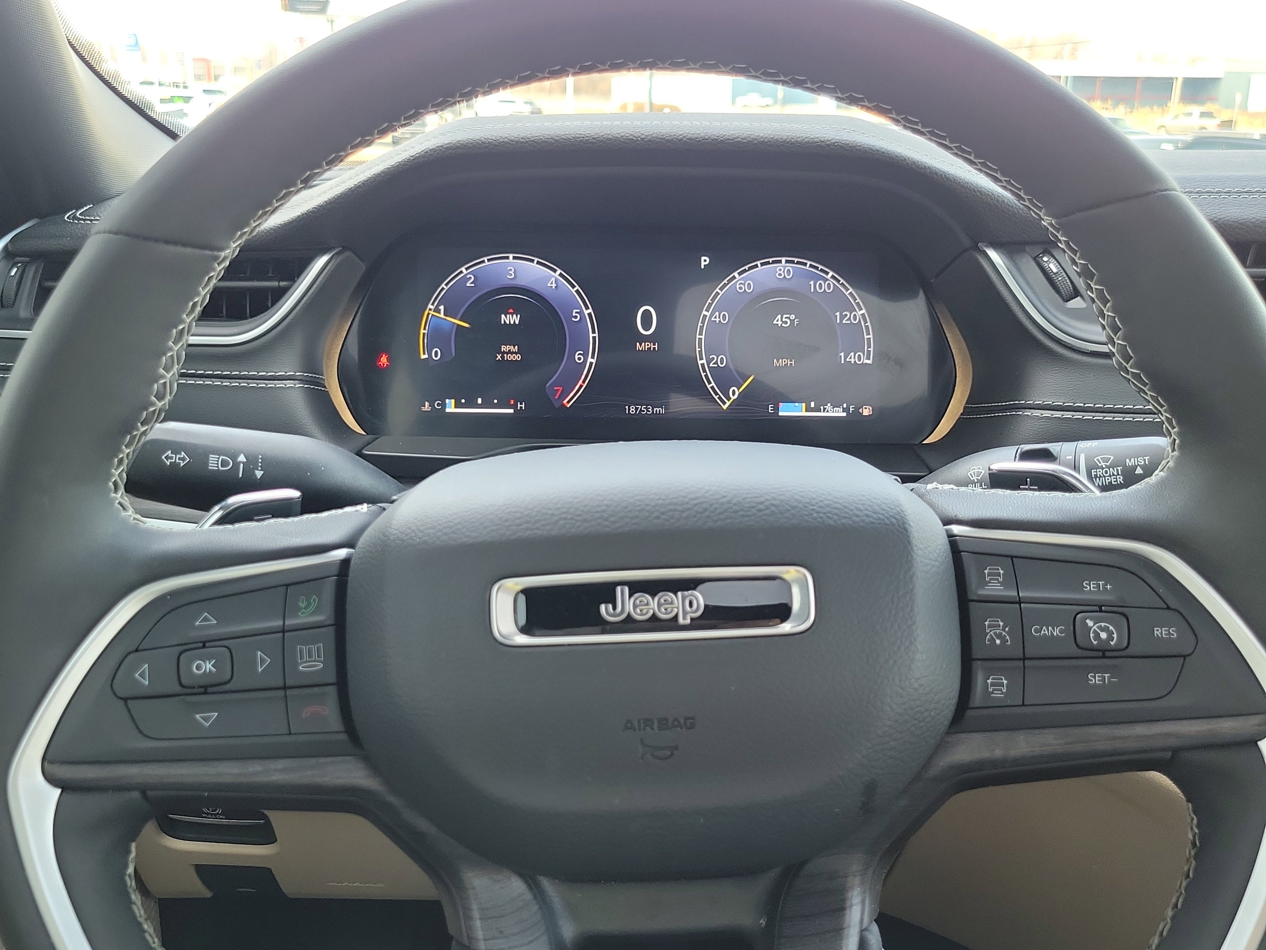 Used 2025 Jeep Grand Cherokee Limited w/ Luxury Tech Group II image 10