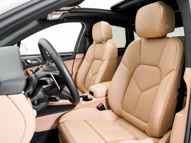 Certified 2025 Porsche Macan image 5