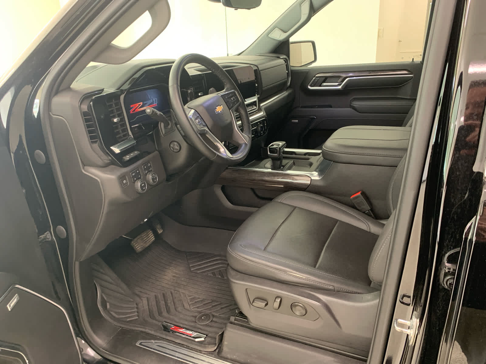 Used 2023 Chevrolet Silverado 1500 LTZ w/ Technology Package AWD/4WD image 14