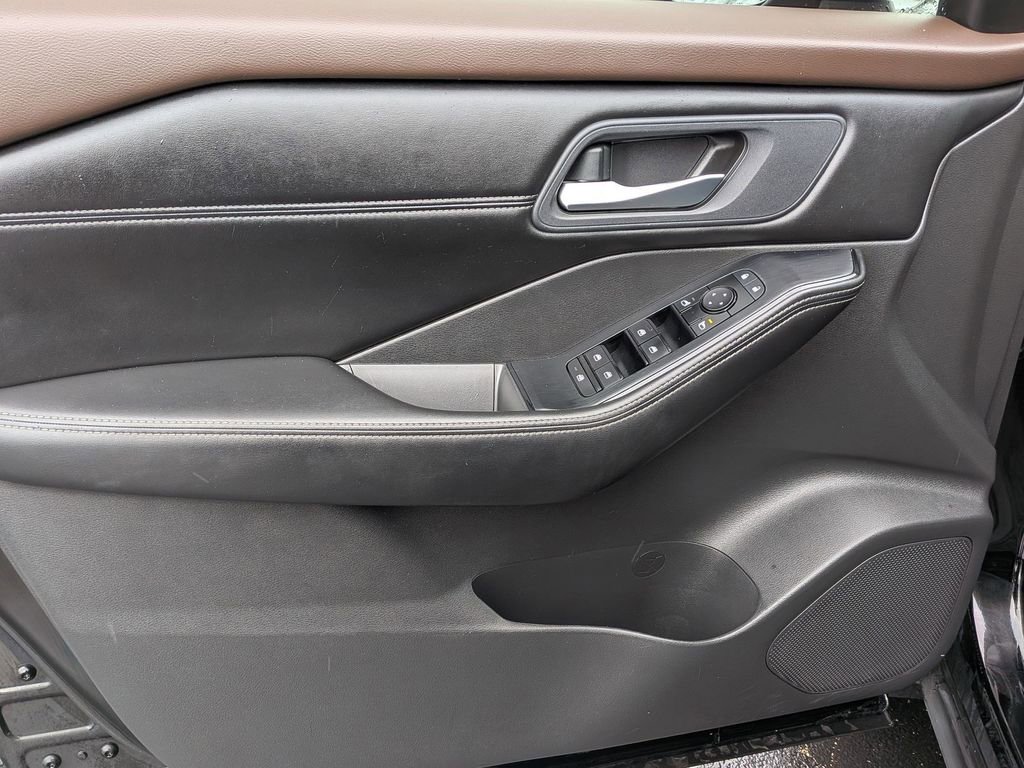 Used 2023 Nissan Rogue SV w/ SV Premium Package image 9