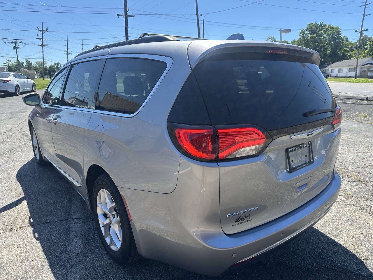 Used 2017 Chrysler Pacifica Touring-L w/ Tire & Wheel Group FWD image 6