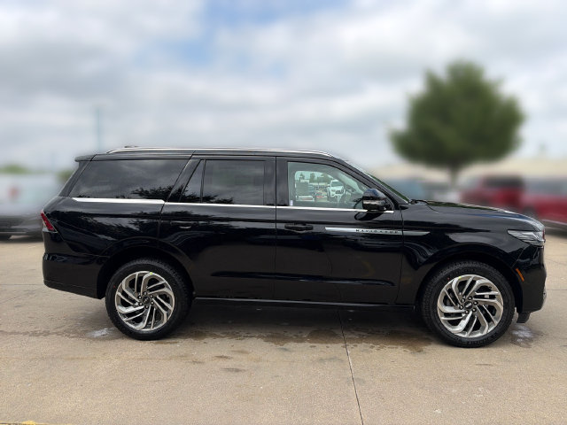 New 2026 Lincoln Navigator Reserve AWD/4WD image 4