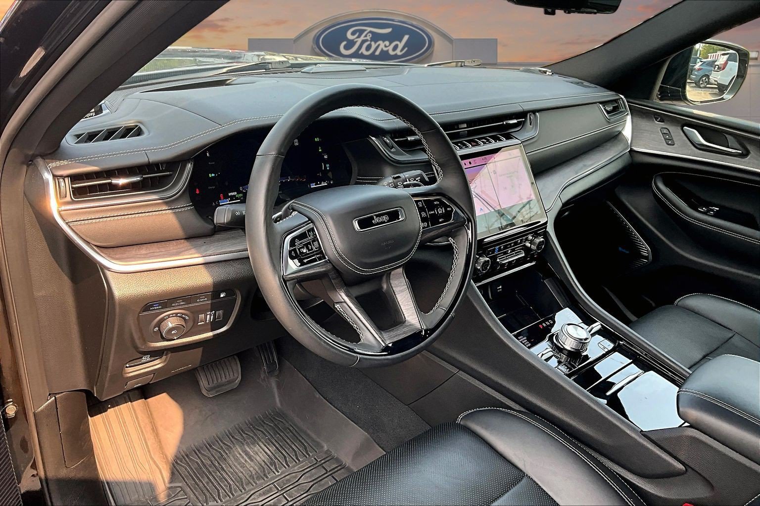 Used 2025 Jeep Grand Cherokee Overland w/ Advanced Protech Group III AWD/4WD image 14