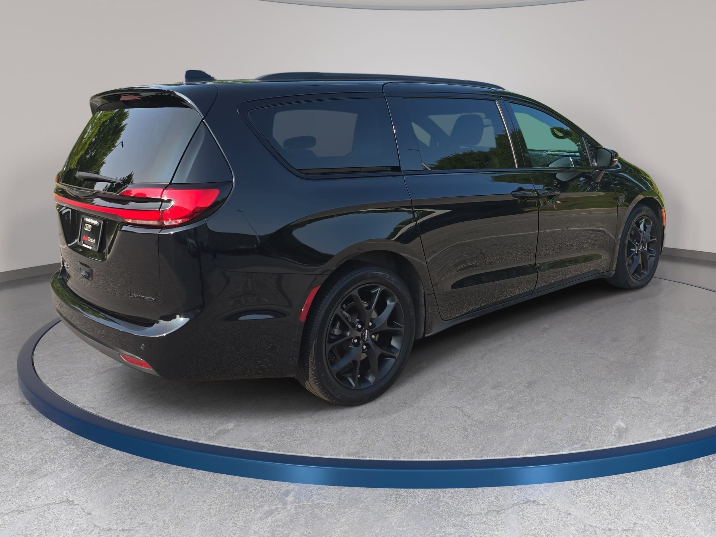 Used 2025 Chrysler Pacifica Limited FWD image 6