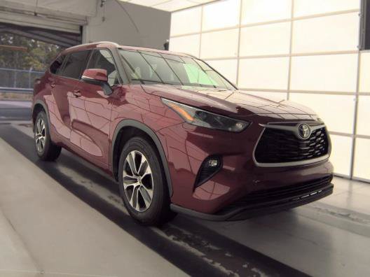 Used 2022 Toyota Highlander XLE FWD image 2