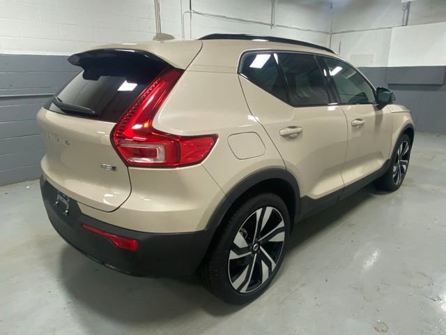 Certified 2025 Volvo XC40 B5 Ultra image 3