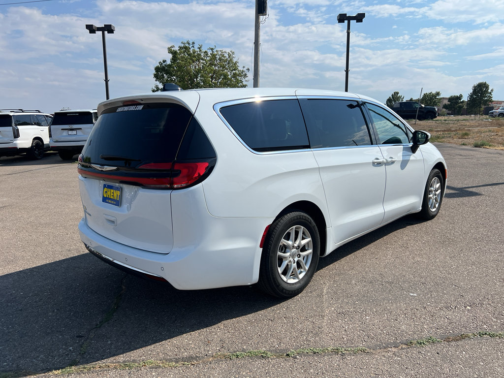 Used 2023 Chrysler Pacifica Touring-L FWD image 16