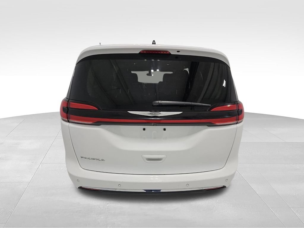 Used 2023 Chrysler Pacifica Touring-L FWD image 5