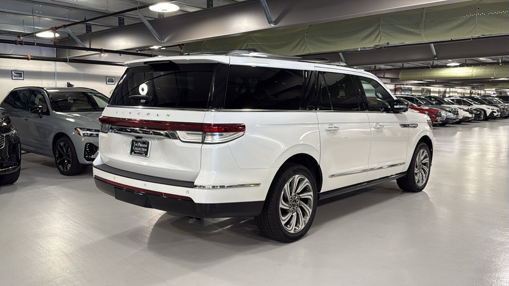 Used 2024 Lincoln Navigator L Reserve AWD/4WD image 2