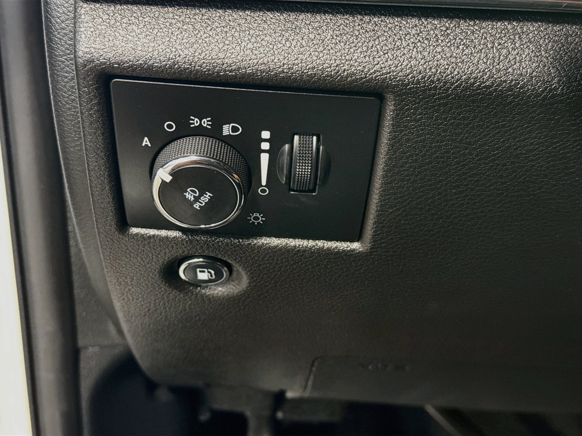 Used 2019 Jeep Grand Cherokee Limited AWD/4WD image 16
