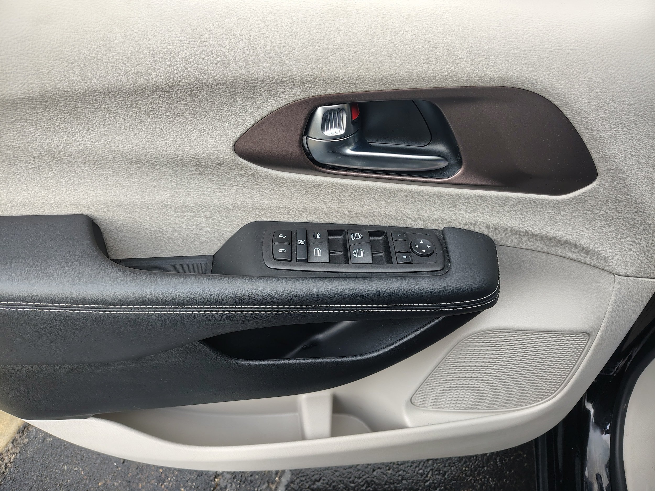 Certified 2024 Chrysler Voyager LX FWD image 31